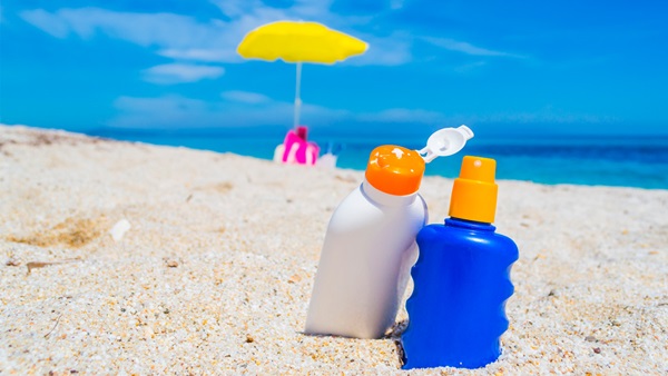 tubes-creme-solaire-plage